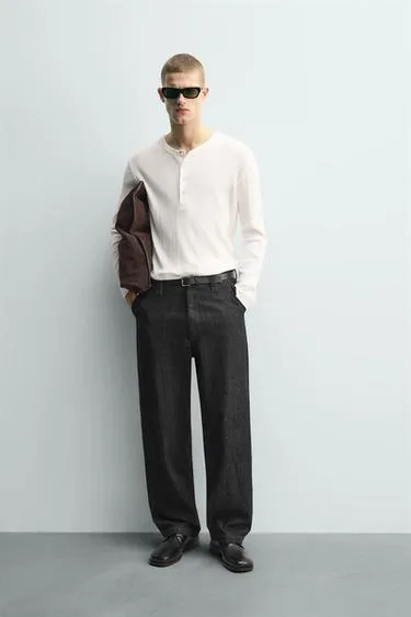 Футболка из рельефной ткани с воротником на кнопках