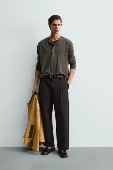 Футболка RELAXED FIT с воротником на пуговицах- Заказать в России