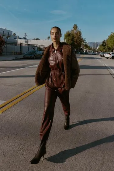 Брюки из искусственной кожи с эластичным поясом