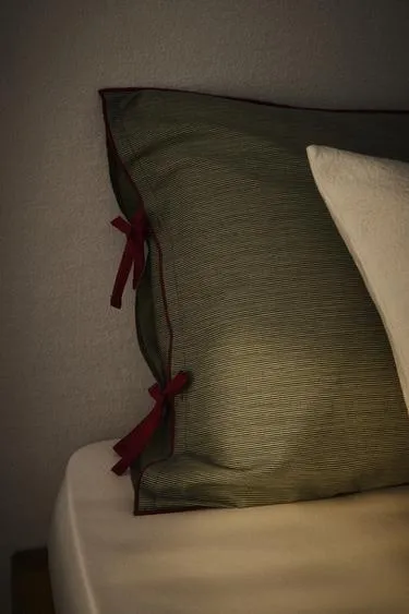 Наволочка с полосатым оверлоком- Заказать в России