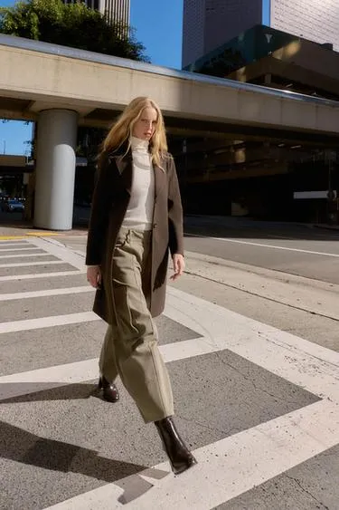 Пальто из мягкой ткани с подплечниками