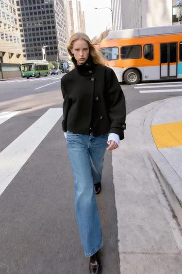 Короткое пальто с высоким воротником- Заказать в России