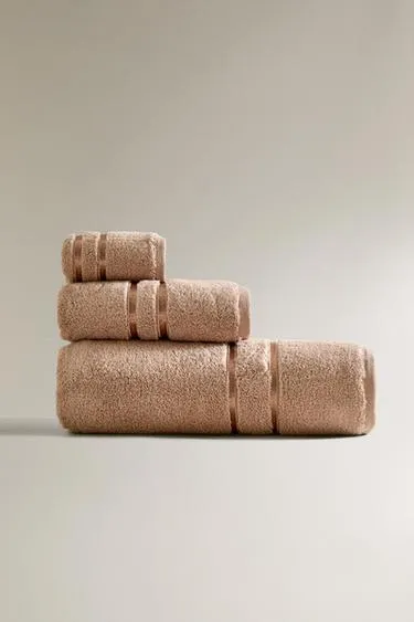 Полотенце для ванны с обрамлением полосками