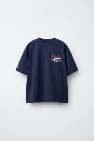 Футболка с рельефным принтом