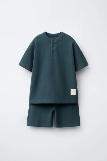 Комплект из футболки и бермуд из ткани «оттоман» с нашивкой