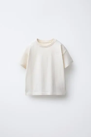 Базовая футболка с вышитым сердцем