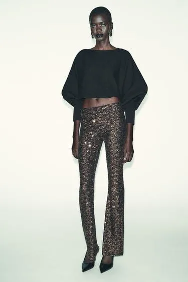 Укороченный свитер с объемными рукавами