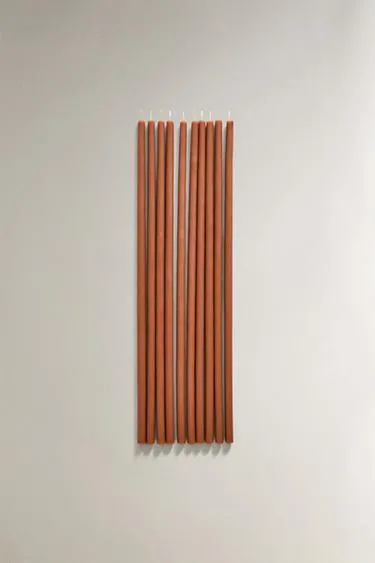 Набор из десяти узких декоративных свечей цвета тоффи