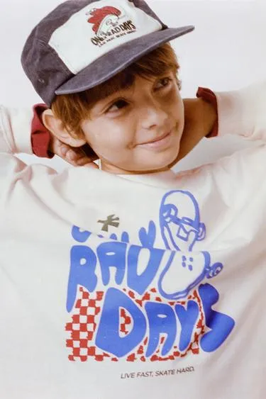 Футболка с принтом и нашивкой