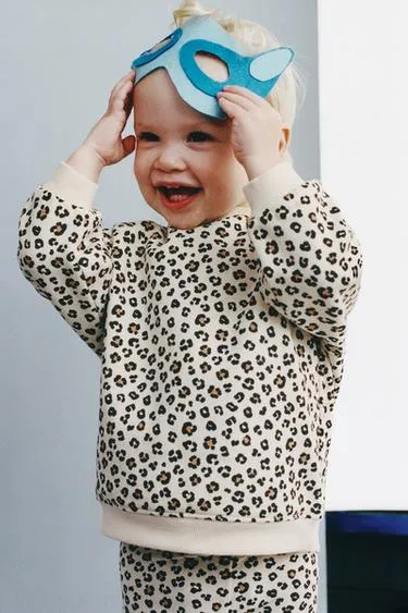 Комплект из толстовки и легинсов с анималистичным принтом