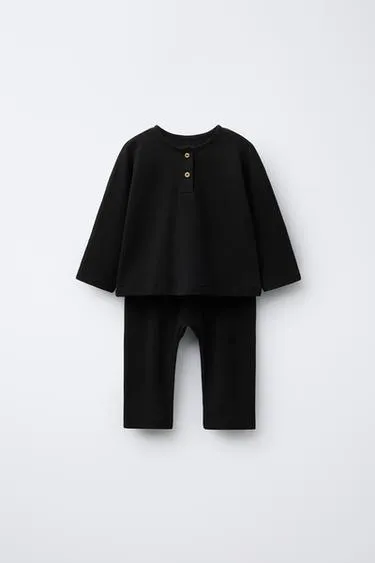 Комплект из футболки хенли и однотонных брюк- Заказать в России