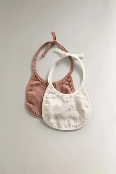 Набор слюнявчиков с цветочным узором (набор из 2 шт.)- Заказать в России