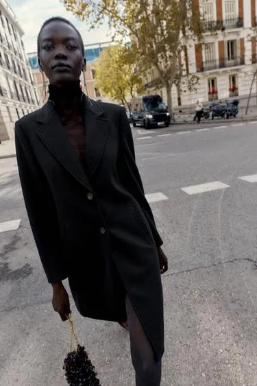 Пальто из мягкой ткани с подплечниками