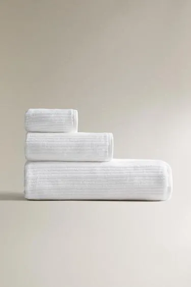 Велюровое полотенце с рельефным полосатым узором- Заказать в России