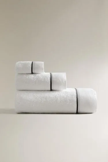 Полотенце для ванной с пике и контрастной отделкой