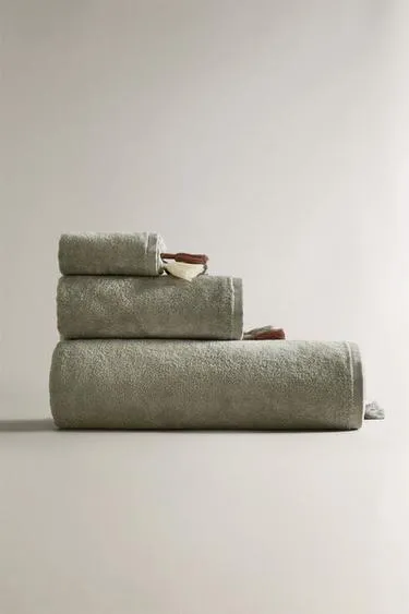 Велюровое полотенце для ванны с кисточками