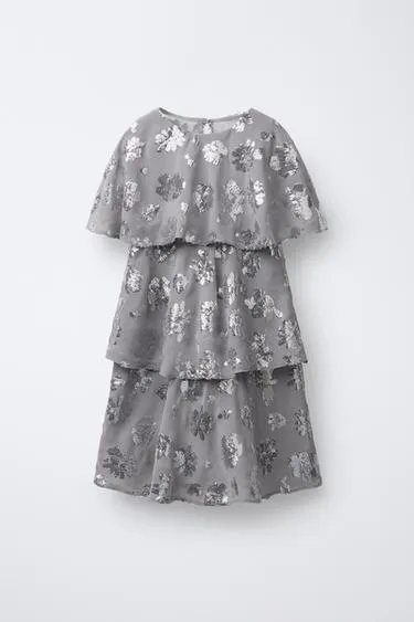 Платье с воланами и пайетками в виде цветов