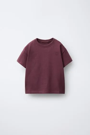 Базовая футболка с вышитым сердцем