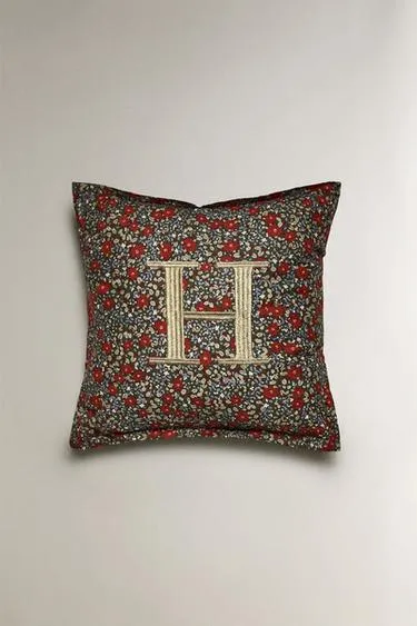Подушка с буквой H и рождественским цветочным узором- Заказать в России