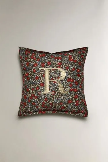 Декоративная подушка с буквой R и рождественскими цветами- Заказать в России