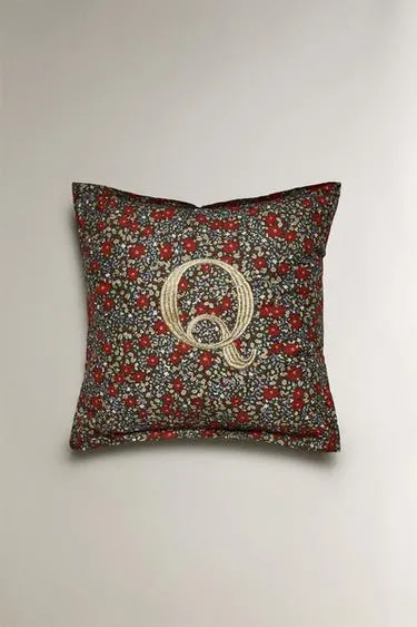 Подушка с буквой Q и цветочным рождественским узором- Заказать в России