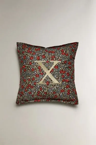 Подушка с буквой X и рождественским цветочным узором- Заказать в России