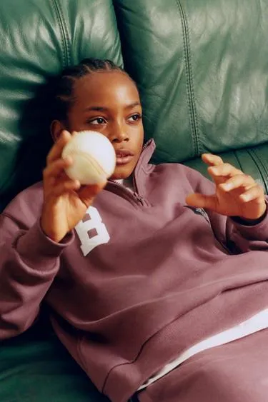 Толстовка с вышивкой и нашивкой- Заказать в России