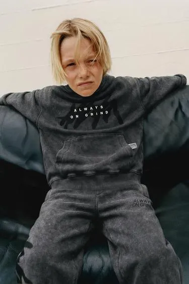 Худи с эффектом потертости и принтом «граффити»