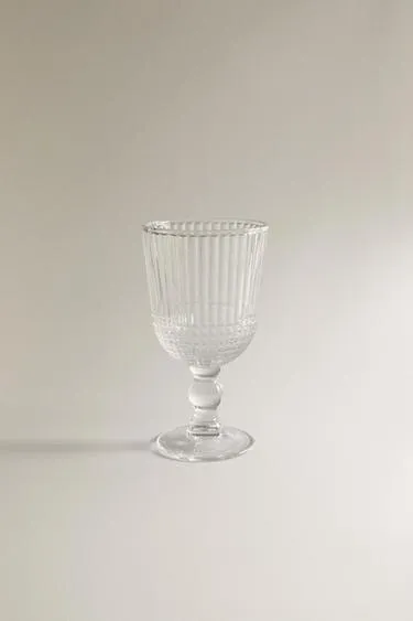 Бокал для вина с выступающим геометрическим дизайном