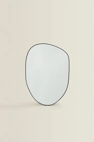 Небольшое асимметричное настенное зеркало