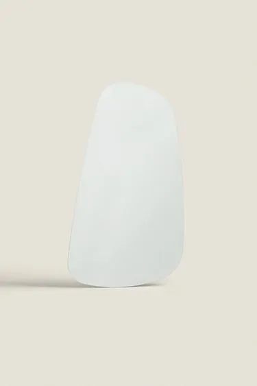 Зеркало настенное неправильной формы с черной рамой