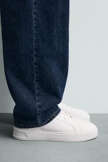 Однотонные кроссовки на объемной подошве