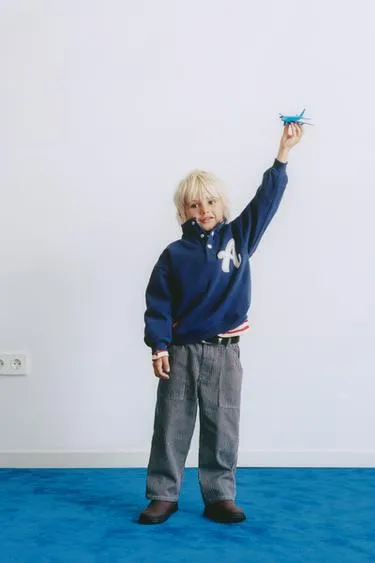 Толстовка с нашивкой-буквой- Заказать в России