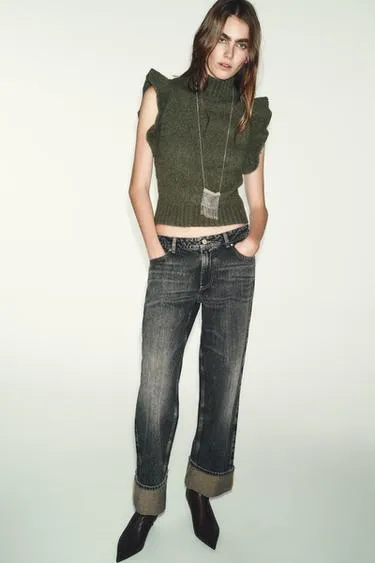 Жилет из шерсти с воланами