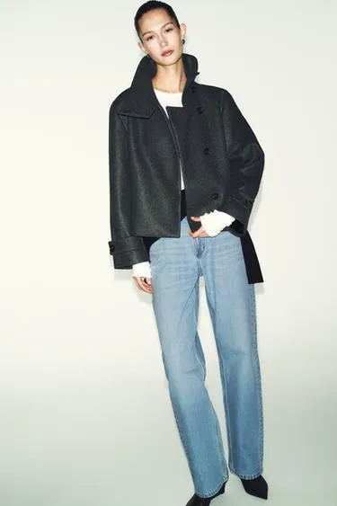 Короткое пальто с высоким воротником