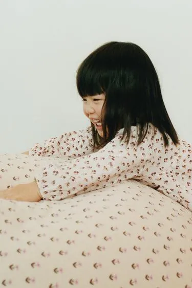 Платье из рельефной ткани с цветочными вставками- Заказать в России