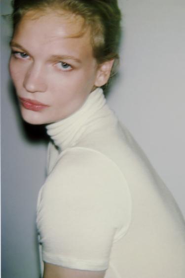 Zara Футболка асимметричного кроя с высоким воротником купить с доставкой.