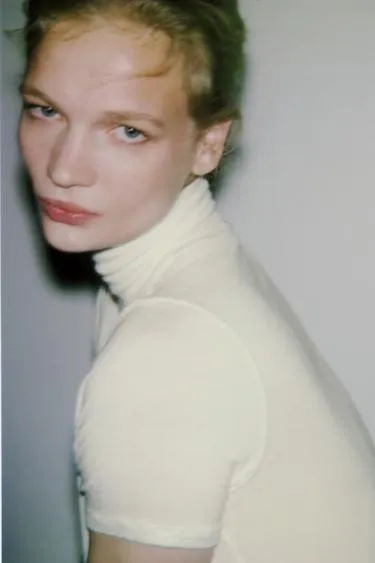 Футболка асимметричного кроя с высоким воротником