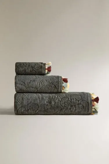 Хлопковое велюровое полотенце с жаккардовым узором и кисточками