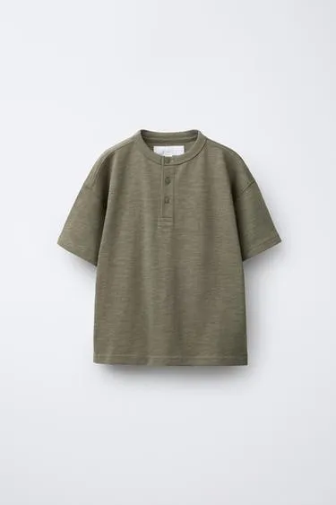 Однотонная футболка с воротником на пуговицах