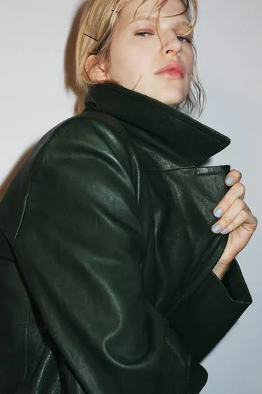 Укороченный кожаный блейзер с двубортной застежкой ZW COLLECTION LIMITED EDITION- Заказать в России