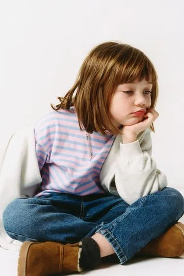 Лонгслив в полоску с вышитым сердцем