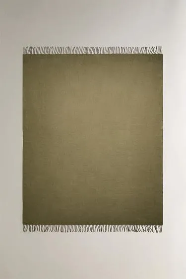 Плед с бахромой и декоративной отделкой