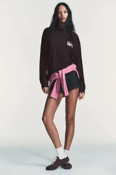 Футболка с эффектом потертости и контрастным текстом