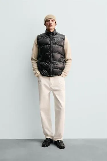 Светло-серый жилет ORIGINS с наполнителем из 80% пуха и 20% пера, отталкивающий воду- Заказать в России