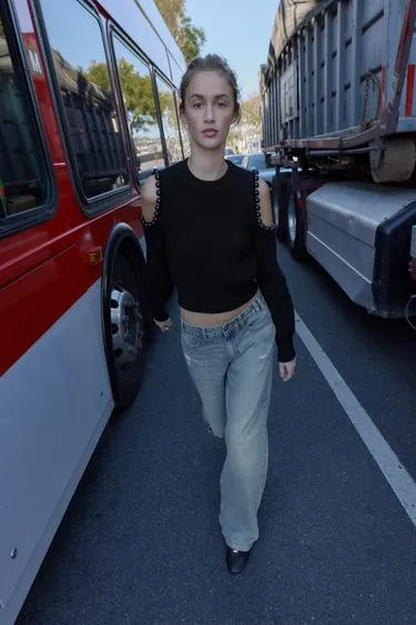 Джемпер в рубчик с вырезами и шариками