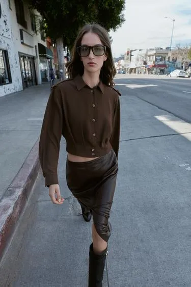 Рубашка C хлястиками на плечах