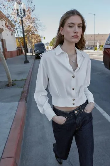 Рубашка с хлястиками на плечах