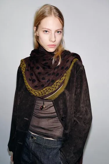 Шарф из ткани в горошек