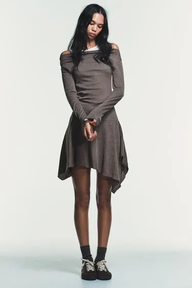 Короткое платье асимметричного кроя